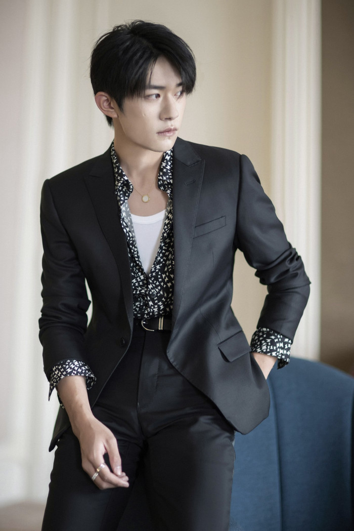 Chỉ nhìn nhau cười, Dịch Dương Thiên Tỉ và Tỉnh Bách Nhiên nắm tay nhau lên hot search Ảnh 6