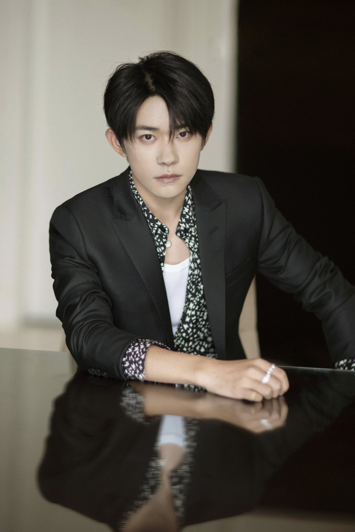 Chỉ nhìn nhau cười, Dịch Dương Thiên Tỉ và Tỉnh Bách Nhiên nắm tay nhau lên hot search Ảnh 7