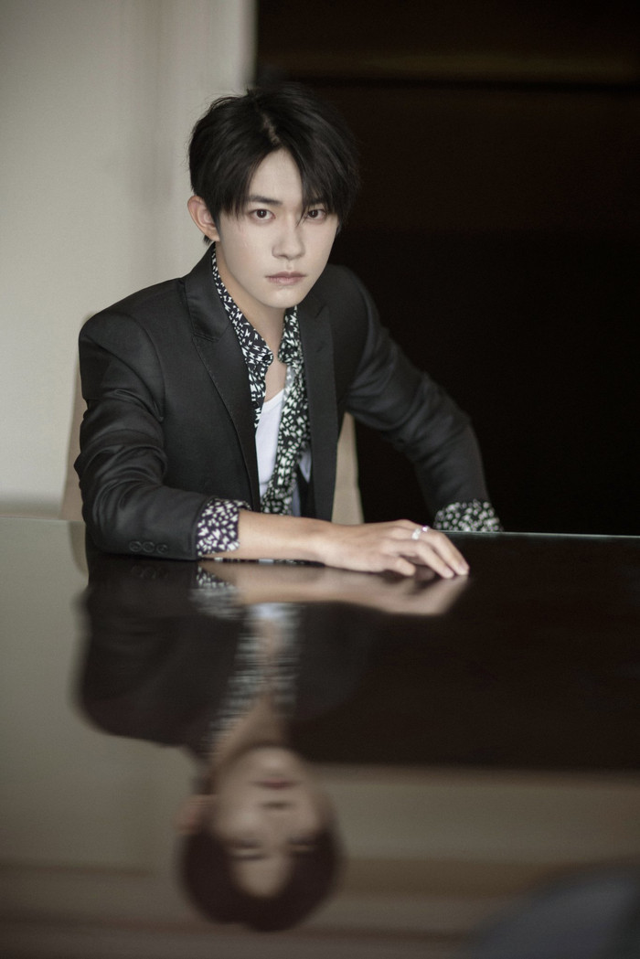 Chỉ nhìn nhau cười, Dịch Dương Thiên Tỉ và Tỉnh Bách Nhiên nắm tay nhau lên hot search Ảnh 8