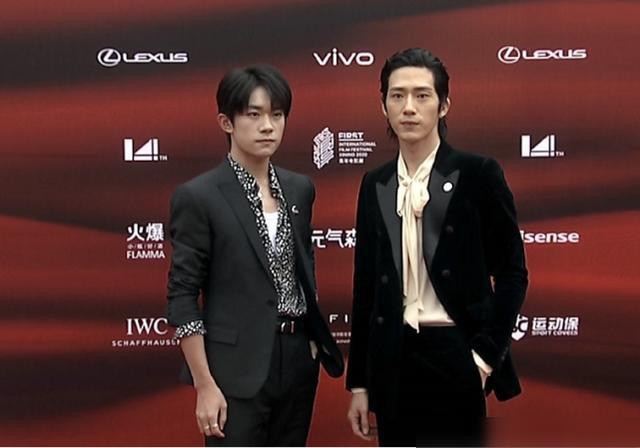 Chỉ nhìn nhau cười, Dịch Dương Thiên Tỉ và Tỉnh Bách Nhiên nắm tay nhau lên hot search Ảnh 16