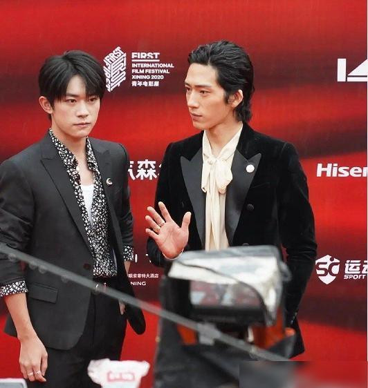 Chỉ nhìn nhau cười, Dịch Dương Thiên Tỉ và Tỉnh Bách Nhiên nắm tay nhau lên hot search Ảnh 17