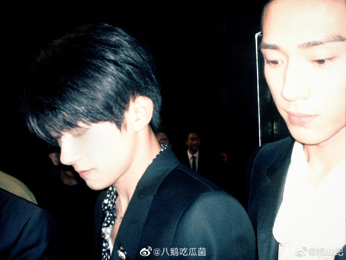 Chỉ nhìn nhau cười, Dịch Dương Thiên Tỉ và Tỉnh Bách Nhiên nắm tay nhau lên hot search Ảnh 22