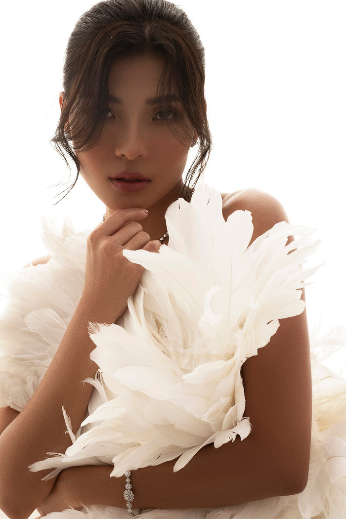 Thúy Diễm khoe trọn nét quyến rũ với sắc da bánh mật, hóa chim công đầy táo bạo Ảnh 15