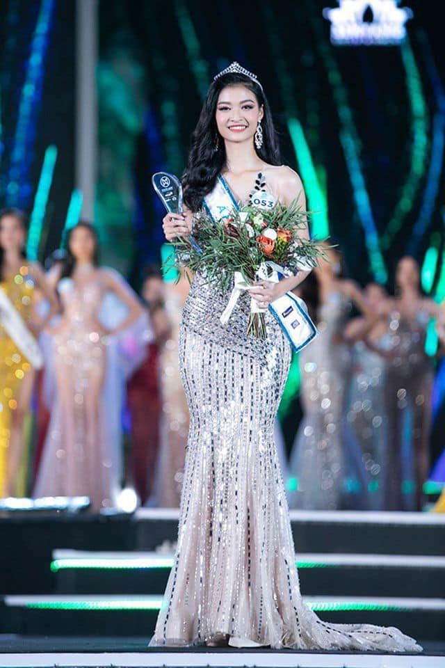 &nbsp;Kiều Loan hạnh phúc trong giây phút được 'xướng tên' tại vị trí Á hậu 1 Hoa hậu Thế giới Việt Nam 2019.