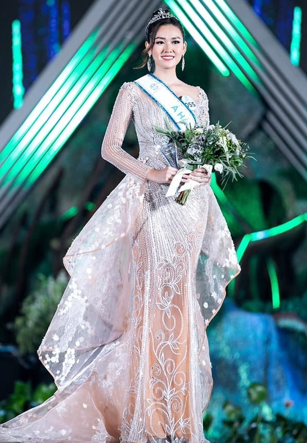 Khoảnh khắc Tường San lên ngôi Á hậu 2 Miss World Vietnam 2019.