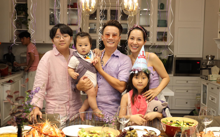 Hoàng Bách xúc động khi được bà xã tổ chức tiệc mừng sinh nhật 40 tuổi Ảnh 2