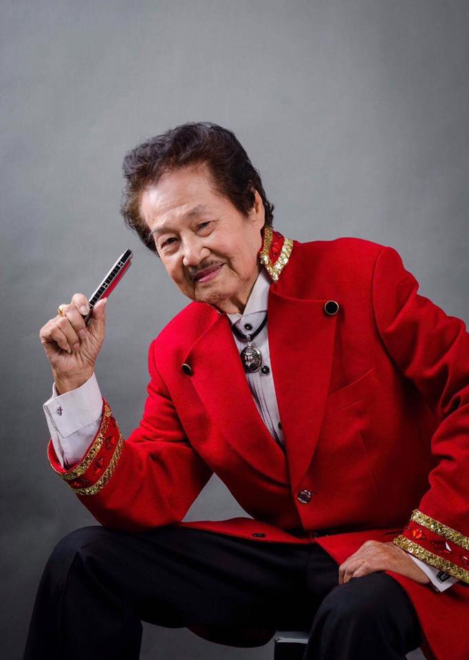 Nghệ sĩ Tòng Sơn sinh năm 1930, nổi tiếng với biệt tài thổi harmonica bằng mũi.&nbsp;