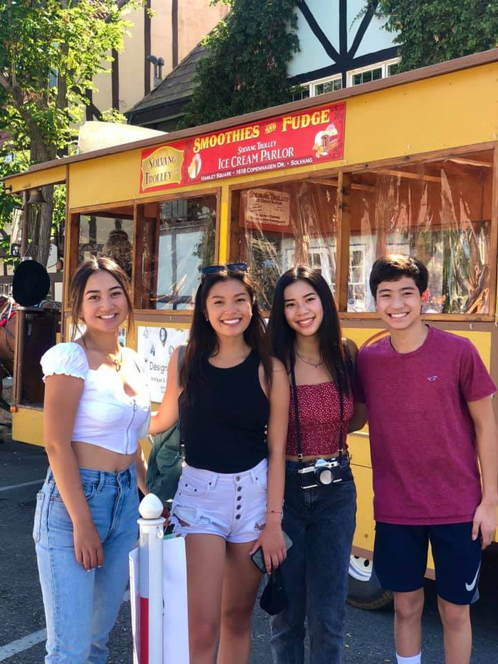 Nhan sắc và chiều cao của hai ái nữ nhà Hồng Đào khiến ai cũng trầm trồ