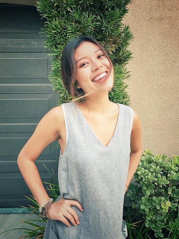 Vicky Phương Vân được nhận xét sở hữu gương mặt với những nét ưa nhìn giống mẹ nhưng nụ cười lại rạng rỡ giống bố. 