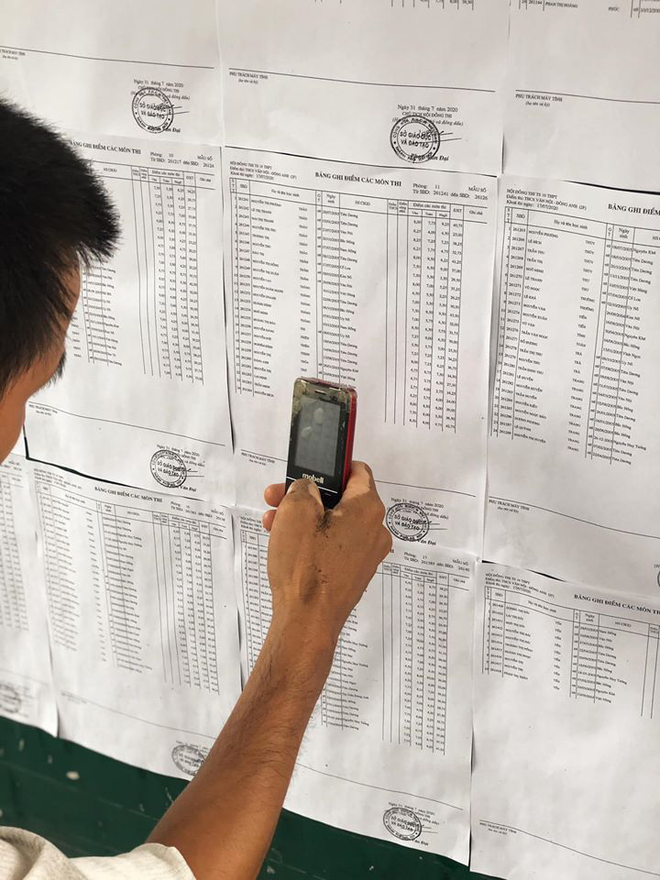 Hình ảnh người cha đạp xe đến trường, cặm cụi ghi lại điểm thi của con gái khiến CĐM xúc động Ảnh 5