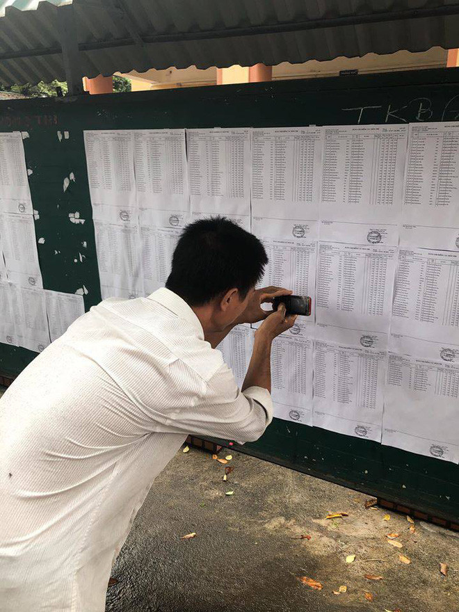 Hình ảnh người cha đạp xe đến trường, cặm cụi ghi lại điểm thi của con gái khiến CĐM xúc động Ảnh 4