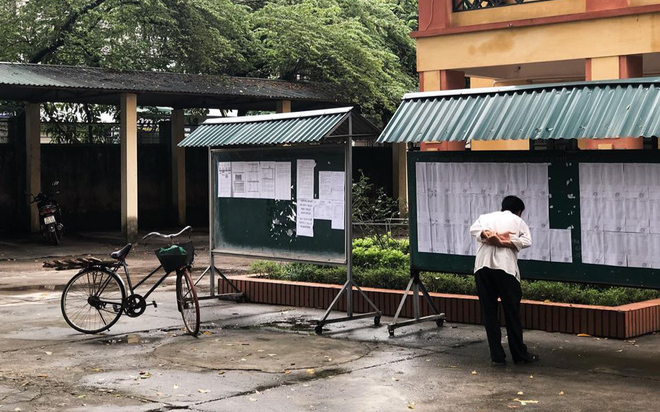 Hình ảnh người cha đạp xe đến trường, cặm cụi ghi lại điểm thi của con gái khiến CĐM xúc động Ảnh 2