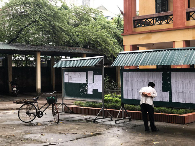 Hình ảnh người cha đạp xe đến trường, cặm cụi ghi lại điểm thi của con gái khiến CĐM xúc động Ảnh 3