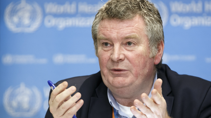 Tiến sĩ Mike Ryan kêu gọi một số quốc gia tái thiết lập chiến lược phòng dịch. (Ảnh: EPA)