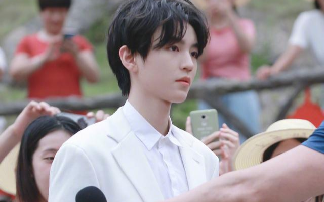 Vương Tuấn Khải xuất hiện với vest trắng, tay cầm hoa như chú rể khiến dân mạng 'bùng nổ' Ảnh 2