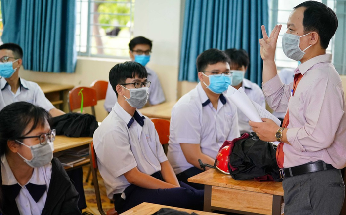 Những người tiếp xúc F1 tham gia kỳ thi tốt nghiệp THPT phải mặc đồ bảo hộ, tránh lây nhiễm chéo Ảnh 2