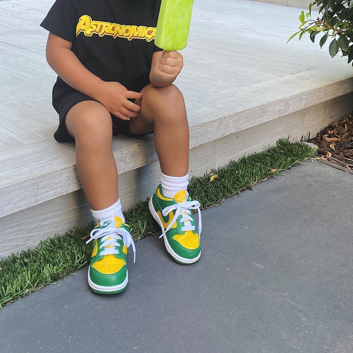 Cô bé luôn được người mẹ nổi tiếng mua sắm cho các đôi giày Nike limited hàng tuyển 