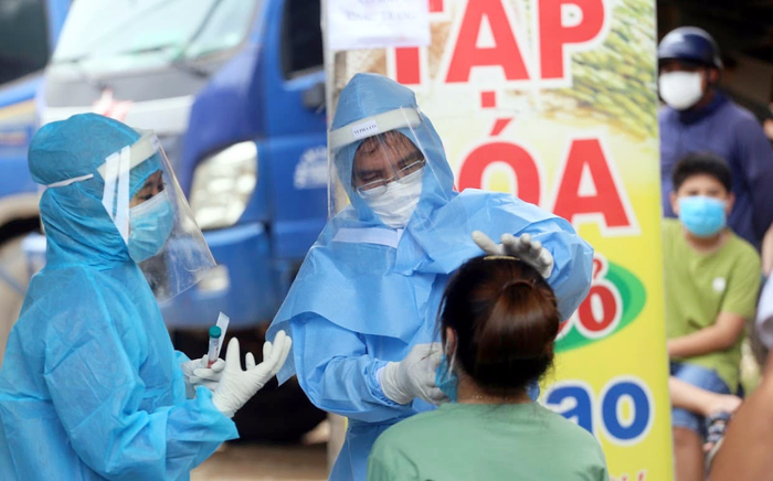 Những chiến binh giấu mặt trong cuộc truy lùng COVID-19: 'Có nhiều bạn làm việc xuyên đêm, sáng đã đến sớm' Ảnh 2