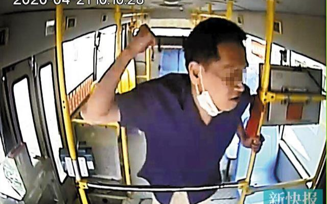 Bị nhắc nhở đeo khẩu trang trên xe buýt, người đàn ông đấm tài xế tới 16 lần Ảnh 2