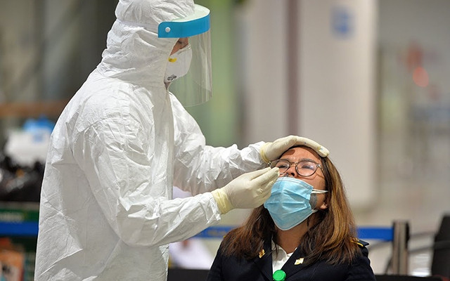 Những y, bác sỹ, nhân viên y tế đã làm việc ngày đêm nhằm chặn đứng dịch bệnh. Ảnh minh họa