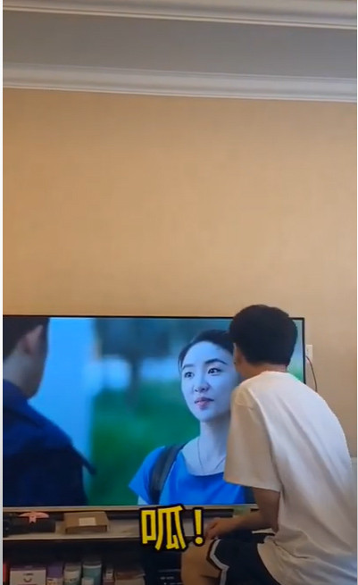 Bị ghét tới mức cả fan nam ngồi 'chửi đổng' thế này 