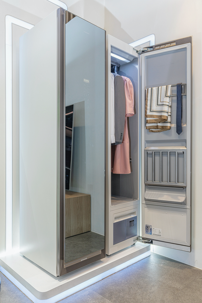 Tủ thông mình này cũng trang bị bộ lọc khử mùi với tia UV LED để loại bỏ mùi hôi và tác nhân gây mùi trên áo quần và cả bên trong tủ.