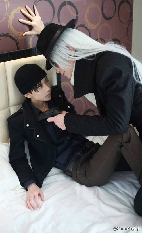 Gin - tay tội phạm nổi tiếng trong Tổ chức áo đen, người đã cho Conan (Shinichi Kudo) uống độc dược và khiến cơ thể cậu bị teo nhỏ cũng được Kumaqi chọn để cosplay.