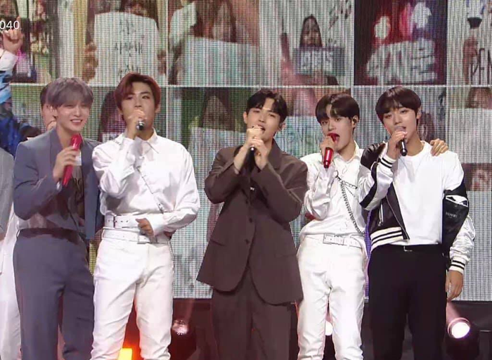 Jihoon, Jaehwan, Bae Jinyoung (CIX) và Daehwi, Woojin (AB6IX) gặp nhau tại sân khấu encore.