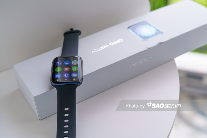 OPPO mới đây đã chính thức ra mắt sản phẩm đồng hồ thông minh đầu tiên của mình mang tên gọi OPPO Watch. Máy lên kệ với hai phiên bản kích thước khác nhau là 41 mm và 46 mm. Trong đó, chiếc OPPO Watch 46 mm như bạn đang thấy có khung máy cấu thành từ nhôm 6000 series, trong khi đó chất liệu trên mặt lưng là nhựa và sứ.