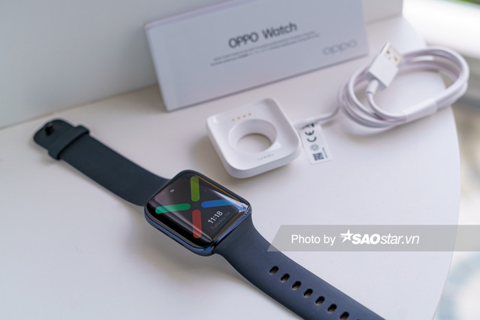Bên trong hộp máy, bên cạnh chiếc đồng hồ, người dùng sẽ có đế sạc pin, cáp sạc và sách hướng dẫn sử dụng. Người dùng nên lưu ý rằng đế sạc của chiếc OPPO Watch 41mm và 46mm có kích thước khác nhau và không thể dùng chung.