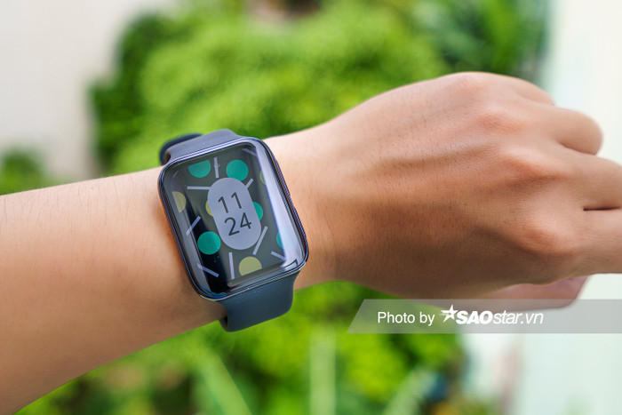 Màn hình của chiếc OPPO Watch 46mm lớn hơn so với màn hình lớn nhất của đối thủ Apple Watch trên chiếc máy Series 5. Nó sử dụng thiết kế vuông thay vì thiết kế tròn như thường thấy trên đồng hồ thông minh chạy hệ điều hành WearOS trong vài năm trở lại đây.