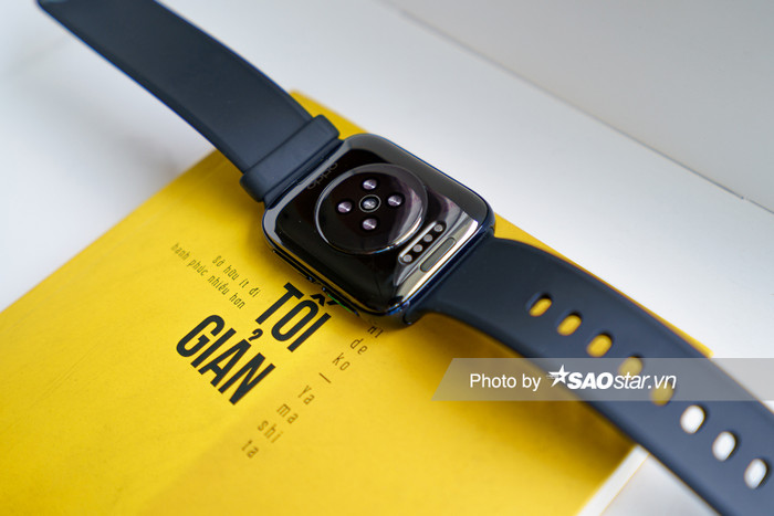 Khung máy được làm từ nhôm 6000-series với độ bền cao trong khi đó phần mặt lưng làm từ nhựa. Phần nhô lên ở mặt lưng nơi chứa cảm biến đo nhịp tim cấu thành từ sứ. Trên bản 41mm, toàn bộ mặt lưng được làm từ nhựa.