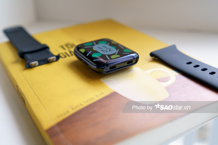 Bên phải khung máy có hai nút bấm vật lý là nút về màn hình Home/ màn hình ứng dụng và nút bên dưới là nút phím tắt có thể lập trình, tuỳ chỉnh được. Nó cũng đồng thời là nút nguồn khi người dùng nhấn giữ. Giữa hai phím này là mic của đồng hồ. Ở bên cạnh trái là cổng loa.