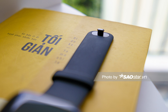 Dây đeo đồng hồ được làm từ một chất liệu được OPPO gọi là Fluororubber. Về cơ bản, cảm nhận cho thấy nó không khác gì dây đeo làm từ silicon nhưng cứng hơn. OPPO Watch dùng dây đeo được thiết kế riêng nên nhìn chung lựa chọn cho người dùng vì thế cũng hạn chế đi ít nhiều.