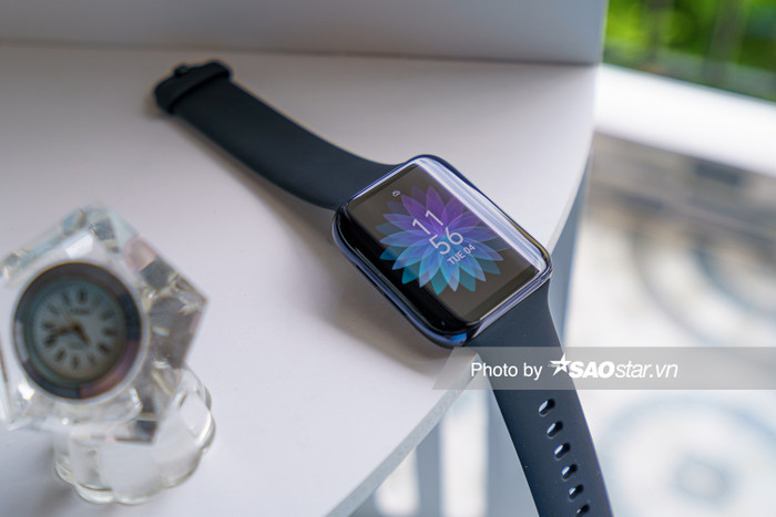 Màn hình AMOLED cong rõ ràng chính là một điểm nhấn trên sản phẩm này. Nó có kích thước 1,91 inch cong 3D cùng tỉ lệ màn hình/ mặt trước đạt 72.8% và mật độ điểm ảnh 326 ppi.