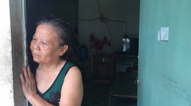Bà C. thẩn thờ khi mất số tiền lớn đã tích cóp nhiều năm qua. 
