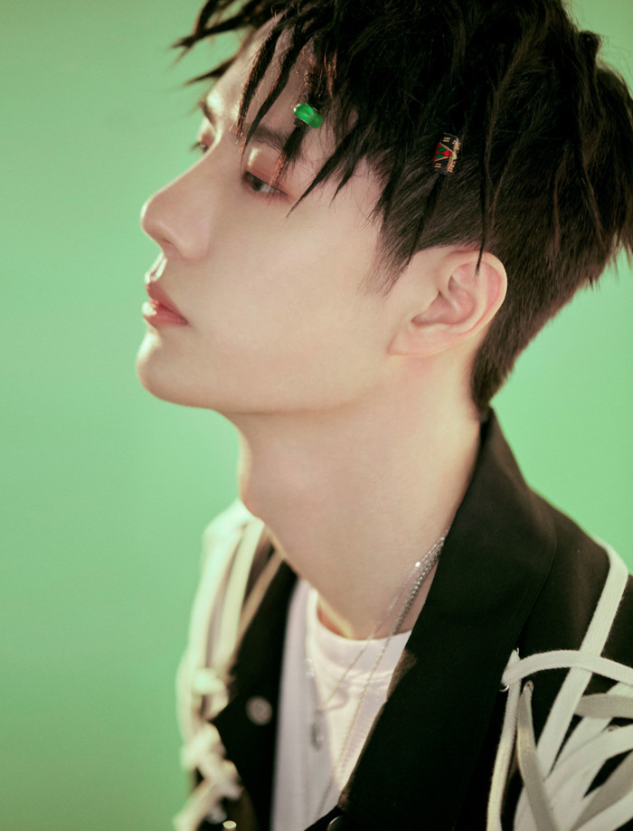 Vương Nhất Bác đón tuổi mới, phòng làm việc cá nhân bất ngờ lên sóng nhận được nhiều lượt theo dõi Ảnh 4