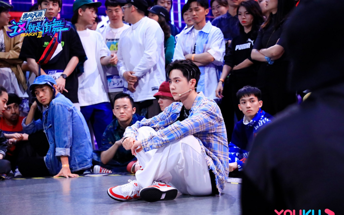 Vương Nhất Bác đón tuổi mới, phòng làm việc cá nhân bất ngờ lên sóng nhận được nhiều lượt theo dõi Ảnh 13