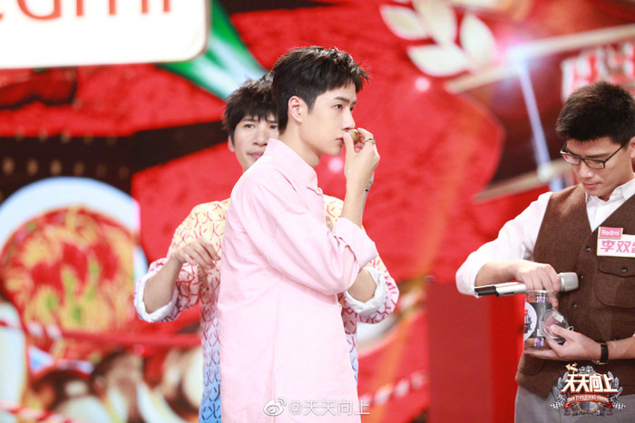 Vương Nhất Bác đón tuổi mới, phòng làm việc cá nhân bất ngờ lên sóng nhận được nhiều lượt theo dõi Ảnh 17