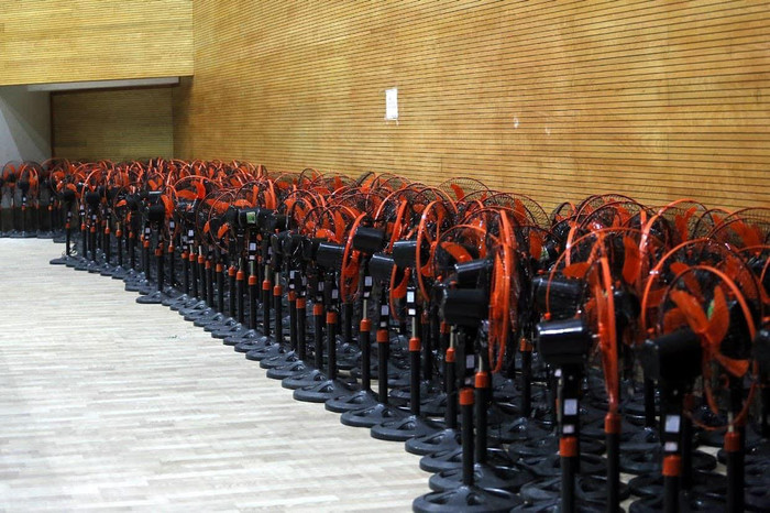 Quạt điện chuẩn bị cho khu cách ly dã chiến.