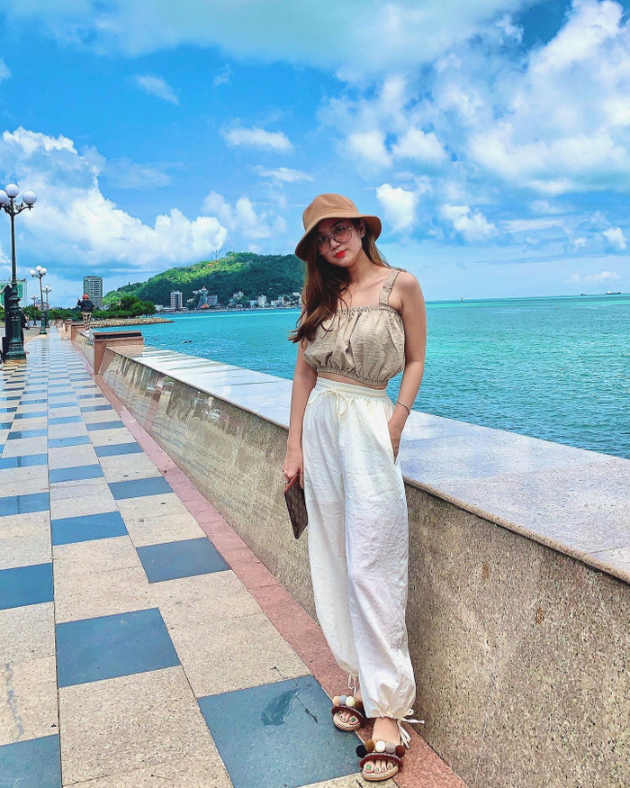 Bảo Ngọc vốn không sở hữu chiều cao quá nổi bật, tuy nhiên cô lại thu hút sự chú ý bởi gương mặt xinh xắn dễ thương