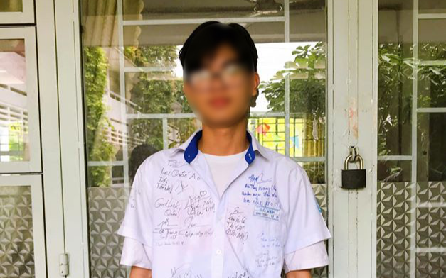 Lưu bút học trò độc đáo: Ký tên lên áo đã xưa rồi, lưu bút bây giờ phải lưu gương mặt từng thành viên nữa nhé! Ảnh 2