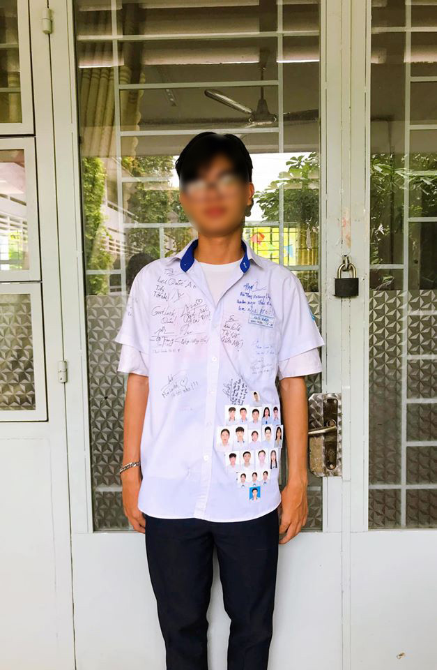 Chiếc áo lưu bút với những ảnh thẻ các thành viên trong lớp xếp hình trái tim.
