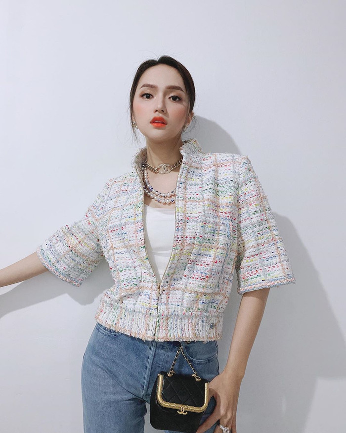 Hương Giang xinh đẹp như quý cô thời thượng với điểm nhấn là chiếc vòng cổ sang trọng.