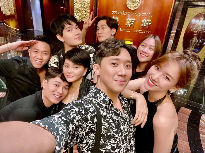 Trúc Nhân bị Hari Won cùng 'hội chị em bạn dì' trêu ghẹo: 'Chỉ có mỗi tường chào đón mình' Ảnh 4