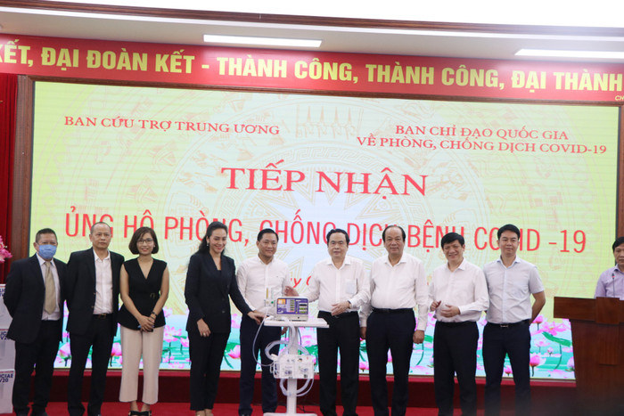 Đến tham dự buổi lễ còn có sự hiện diện của ông Mai Tiến Dũng - Bộ trưởng, Chủ nhiệm Văn phòng Chính phủ (thứ ba từ phải sang)