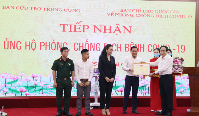 Ông Trần Thanh Mẫn - Chủ tịch Ủy ban Trung ương Mặt trận Tổ quốc Việt Nam trao bằng khen cho ông Nguyễn Cao Trí - Chủ tịch Hội đồng trường Đại học Văn Lang và một số đại biểu.