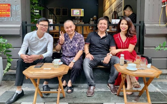 Đưa bạn gái đi cafe cùng danh hài Xuân Hinh, nghệ sĩ Chí Trung được khen ngày càng trẻ và phong độ hơn Ảnh 2