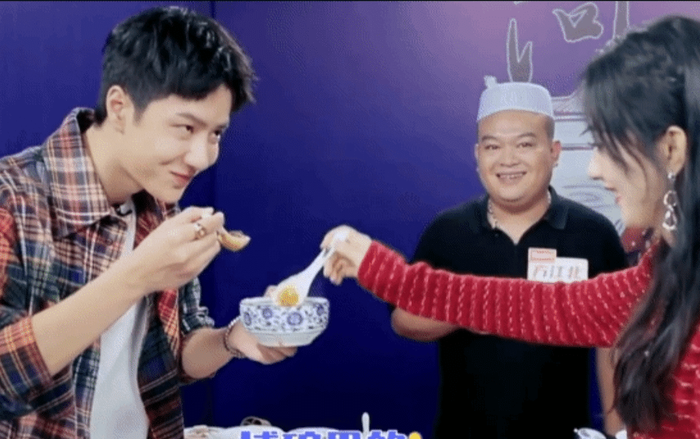 Hành động Triệu Lệ Dĩnh tự nhiên uống chung chén canh với Vương Nhất Bác gây nên tranh cãi Ảnh 2