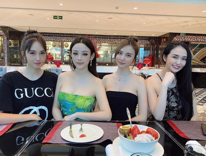 Hội bạn thân (từ trái qua): Emily - Huyền Baby - Hạnh Sino - Hương Baby